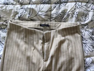 Pantalones beige a rayas para mujer - miniatura 2