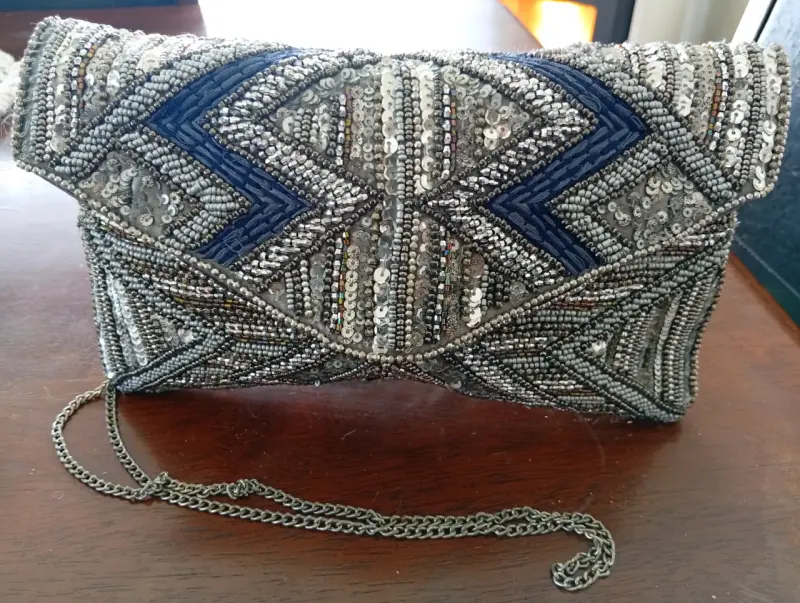Cartera de Mano con Mostacillas Plateadas - 2