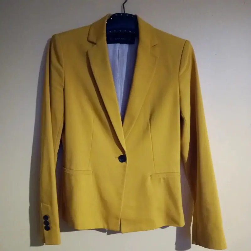 Blazer amarillo Zara  para mujer. Jeans Bimba y Lo - 4