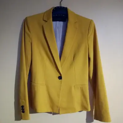 Blazer amarillo Zara  para mujer. Jeans Bimba y Lo - miniatura 4