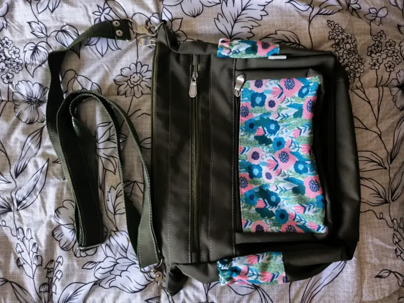 Bolso bandolera verde con estampado floral