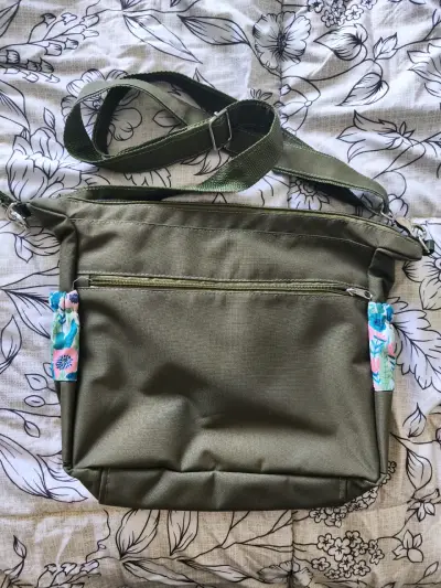 Bolso bandolera verde con estampado floral - miniatura 2