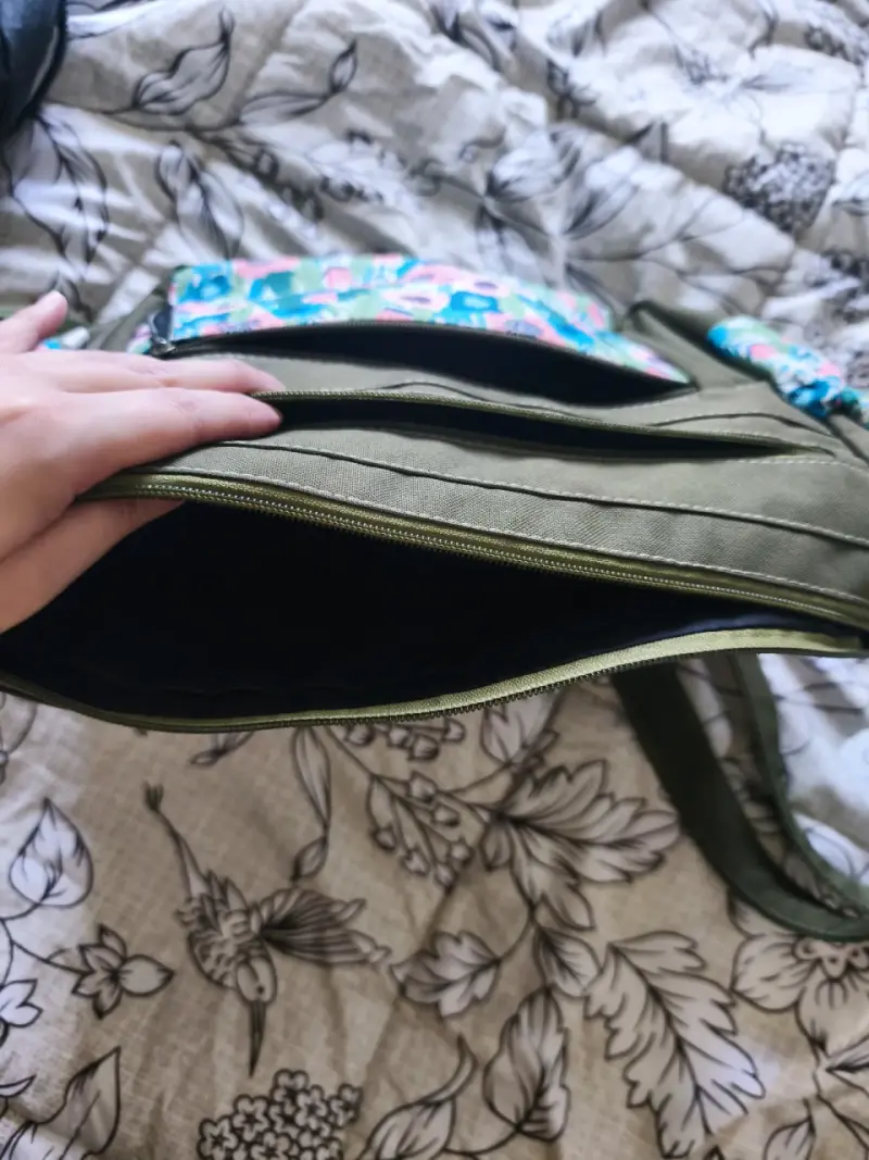 Bolso bandolera verde con estampado floral - 3