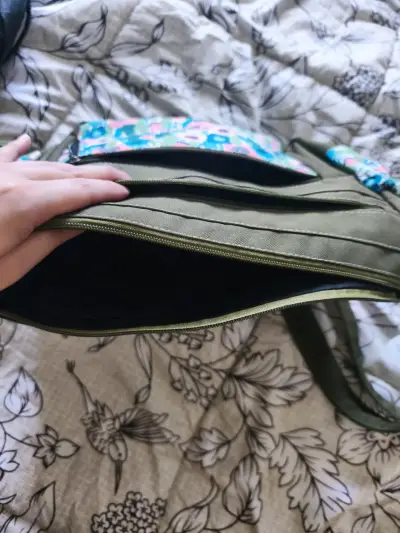 Bolso bandolera verde con estampado floral - miniatura 3