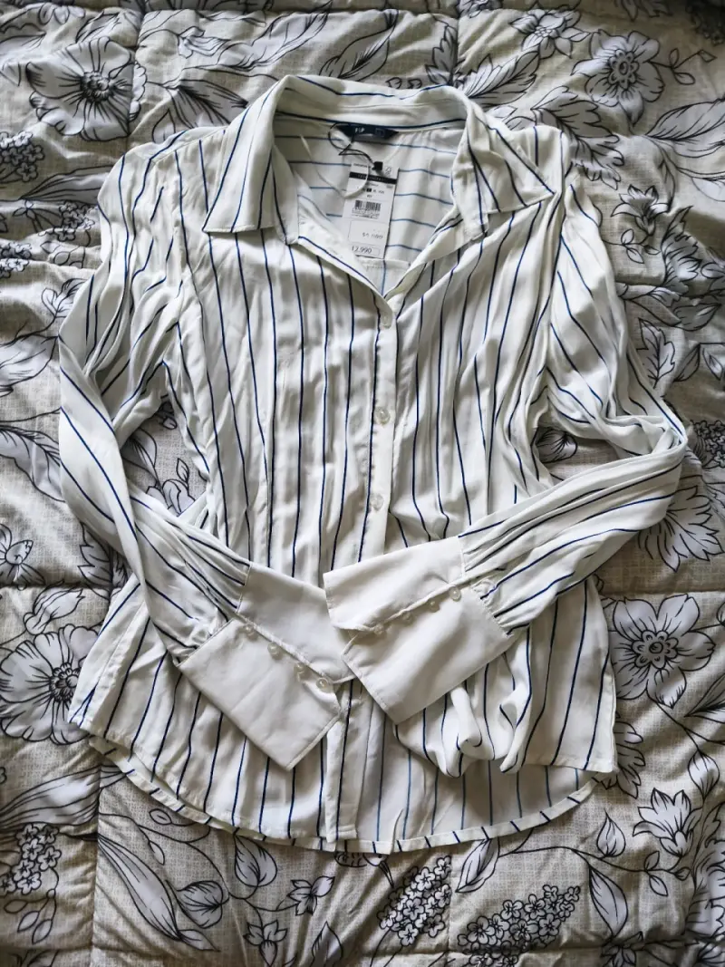 Blusa a rayas blancas y azules para mujer