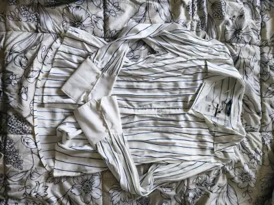 Blusa a rayas blancas y azules para mujer - miniatura 2