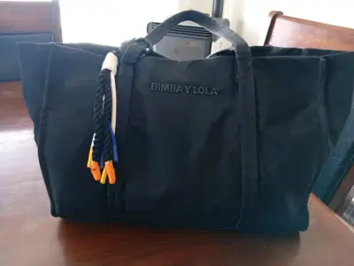 Bolso negro grande con detalles colori - miniatura 1