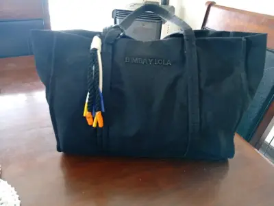 Bolso negro grande con detalles colori - miniatura 2