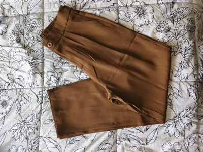 Pantalon de mujer color marrón con cintura elásti - miniatura 2
