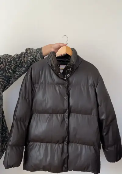Chaqueta acolchada negra para invierno - miniatura 1