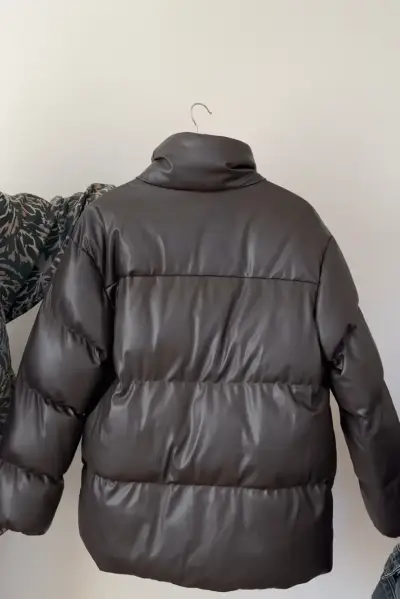 Chaqueta acolchada negra para invierno - miniatura 2