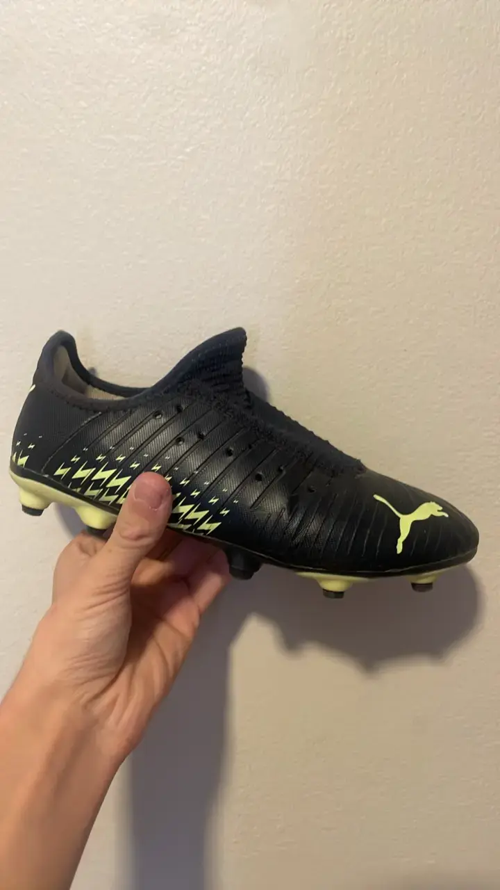 Zapatillas de fútbol Puma negros con detalles amar - 1