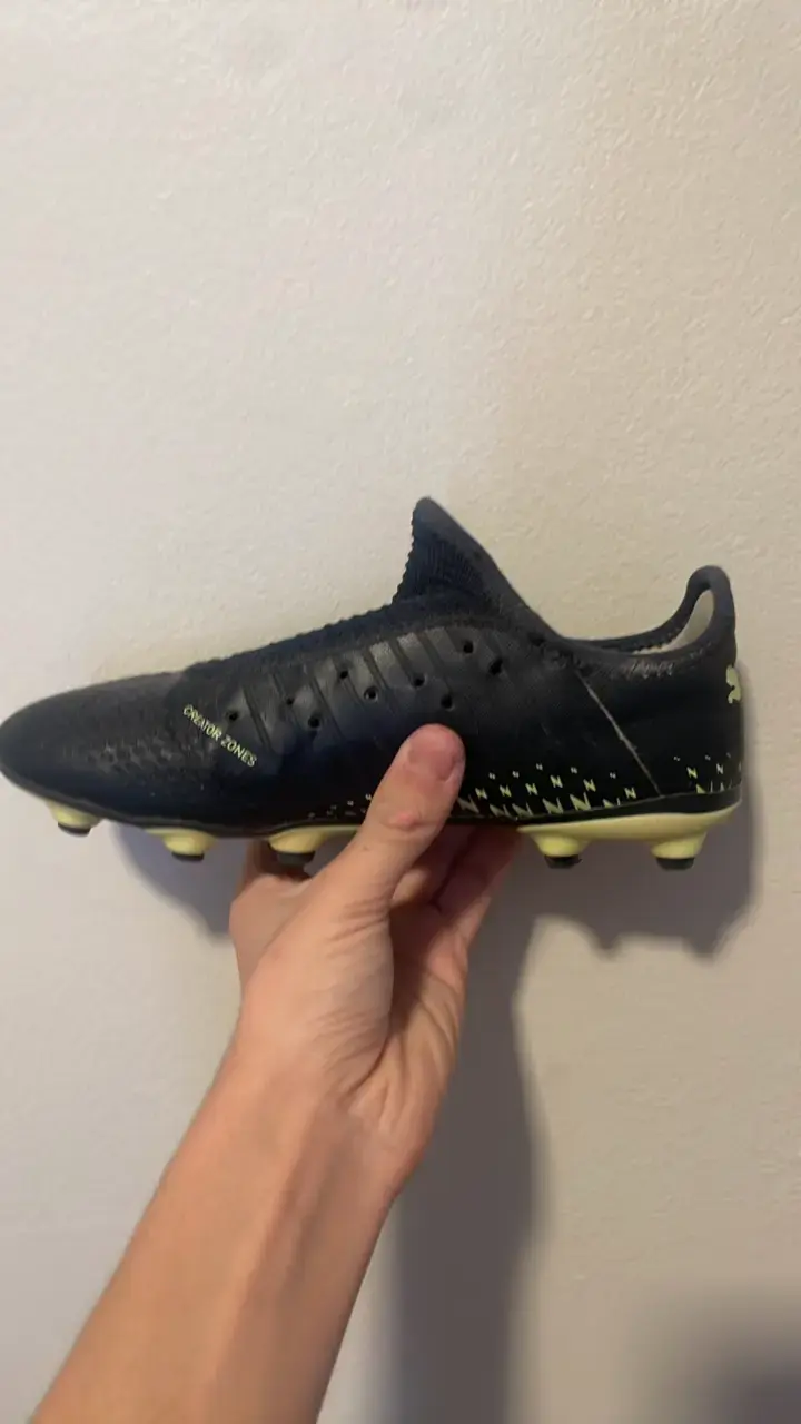 Zapatillas de fútbol Puma negros con detalles amar - 2