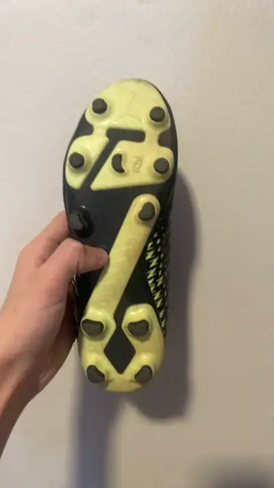 Zapatillas de fútbol Puma negros con detalles amar - miniatura 3