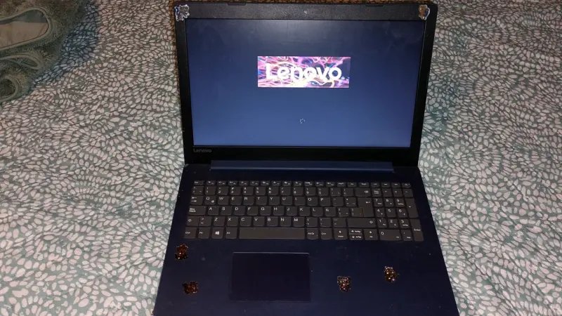 Laptop Lenovo azul en buen estado - 2
