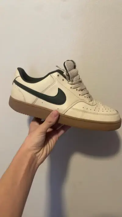 Zapatillas deportivas Nike beige con suela de goma - miniatura 1