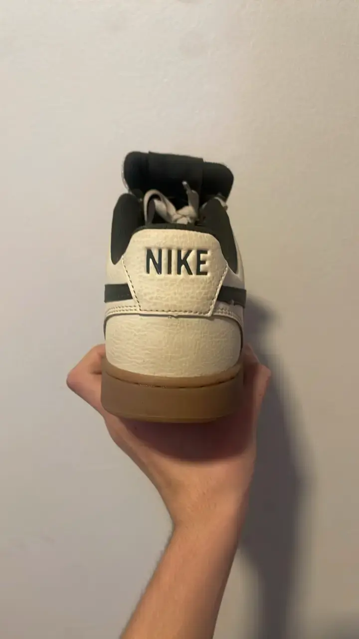 Zapatillas deportivas Nike beige con suela de goma - 2