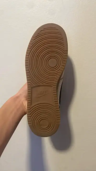 Zapatillas deportivas Nike beige con suela de goma - miniatura 4
