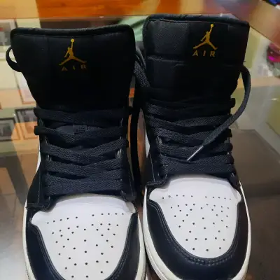 Zapatillas Air Jordan negras y blancas - miniatura 1