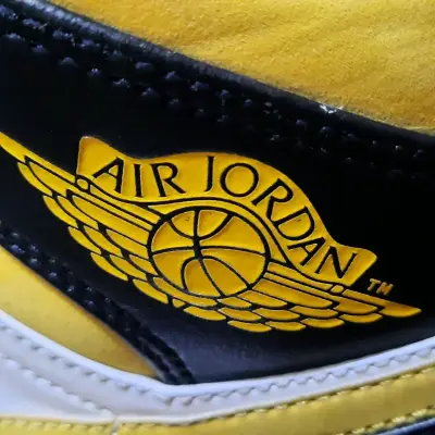 Zapatillas Air Jordan negras y blancas - miniatura 2