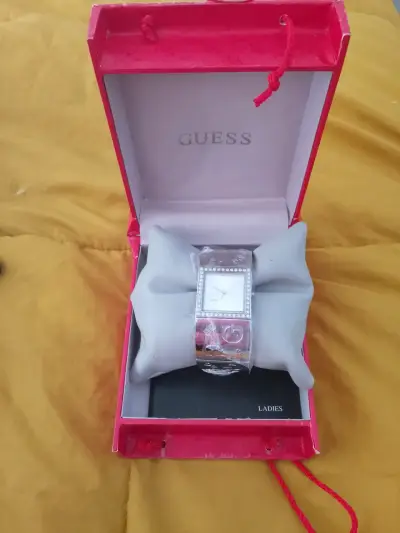 Reloj Guess para mujer con caja original - miniatura 1