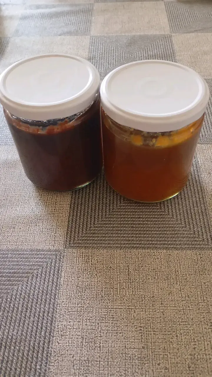 Frascos de miel y mermelada artesanal