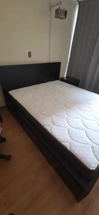 Cama queen con colchón en buen estado. Ikea - miniatura 1