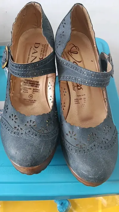 Zapatos de mujer azul con hebilla y diseño calado - miniatura 1