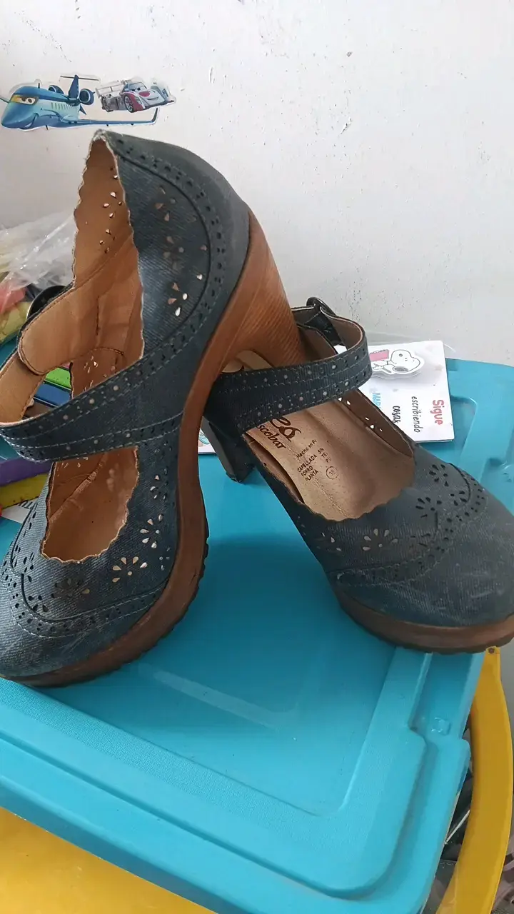 Zapatos de mujer azul con hebilla y diseño calado - 2