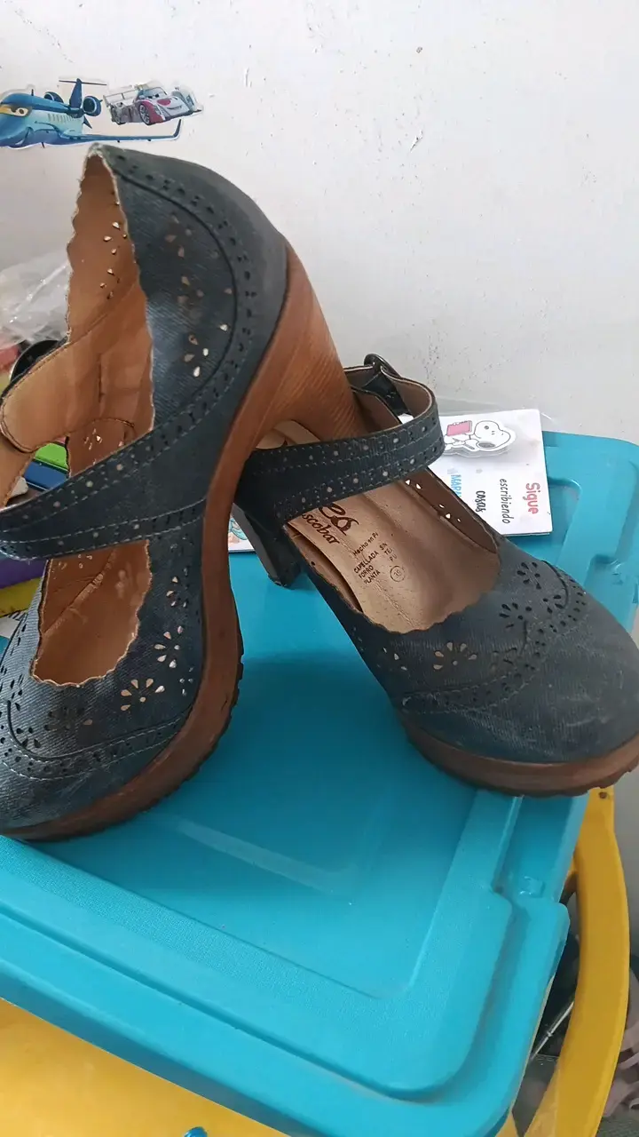Zapatos de mujer azul con hebilla y diseño calado - 3