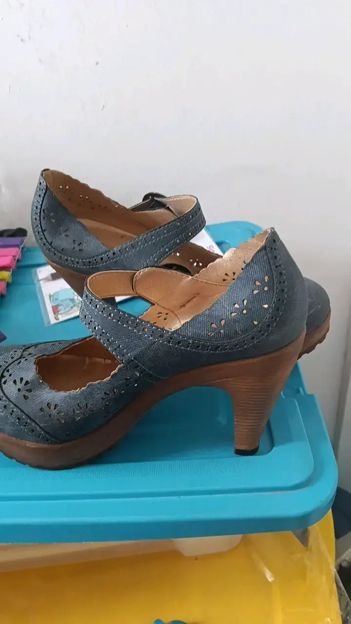 Zapatos de mujer azul con hebilla y diseño calado - 4