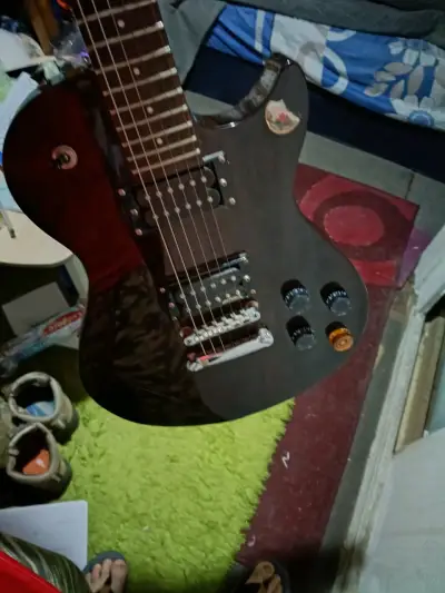 Guitarra Washburn de 6 cuerdas - miniatura 1