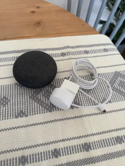 Altavoz inteligente Google Nest Mini con cargador - miniatura 1