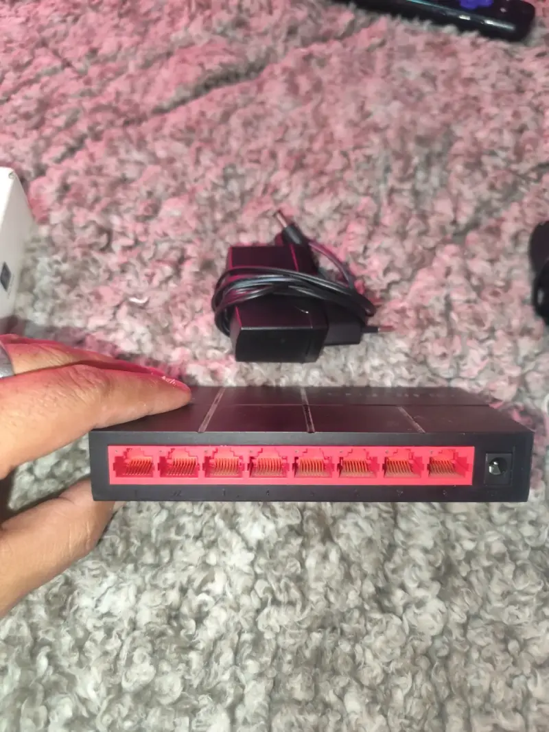 Switch Ethernet de 8 Puertos con Adaptador
