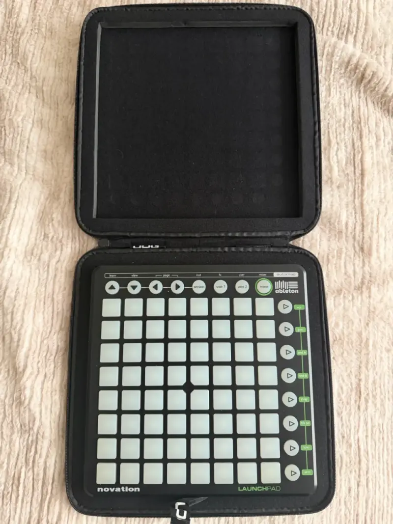 Controlador MIDI Novation Launchpad con estuche - 1