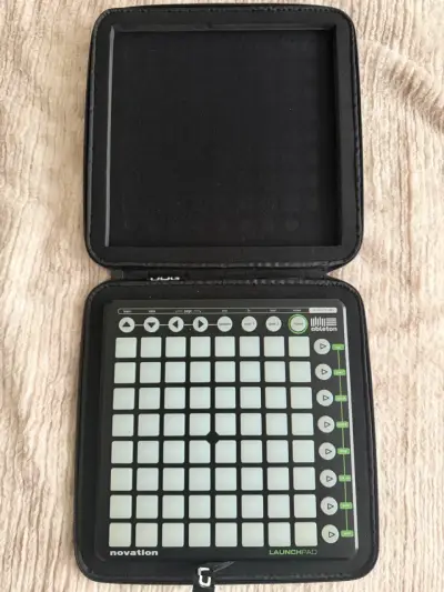 Controlador MIDI Novation Launchpad con estuche - miniatura 1