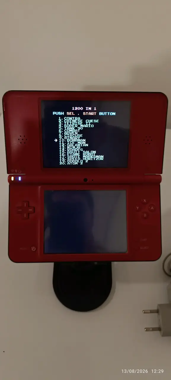 Consola Nintendo DSi XL Roja con Cargador - 3