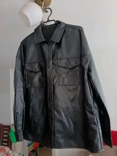Chaqueta de cuero sintético negra Shein talla M - miniatura 2