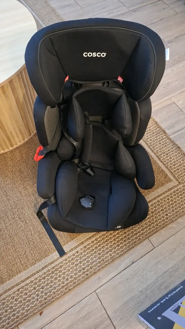 Silla de auto para bebé Cosco negra - 2