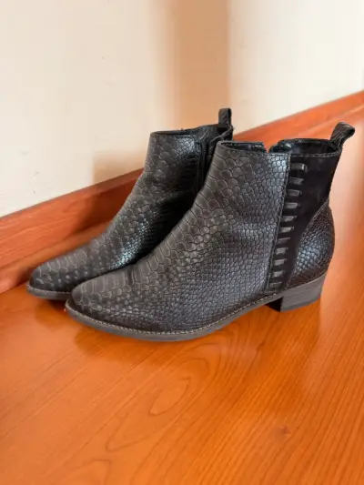 Botines de cuero negro con textura de serpiente - miniatura 1
