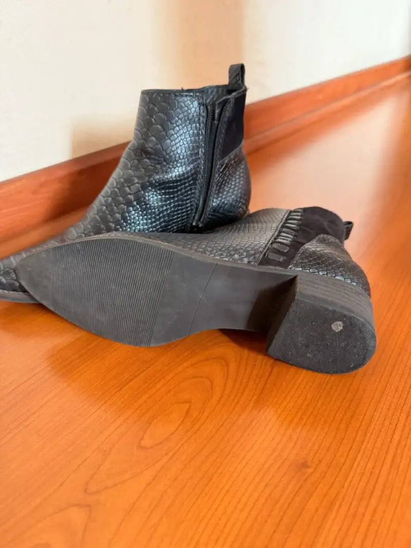 Botines de cuero negro con textura de serpiente - 2