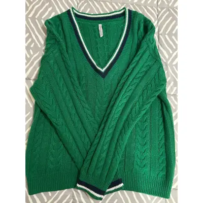 Suéter verde de punto con cuello en V - miniatura 1