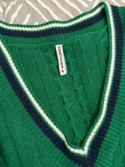 Suéter verde de punto con cuello en V - miniatura 2