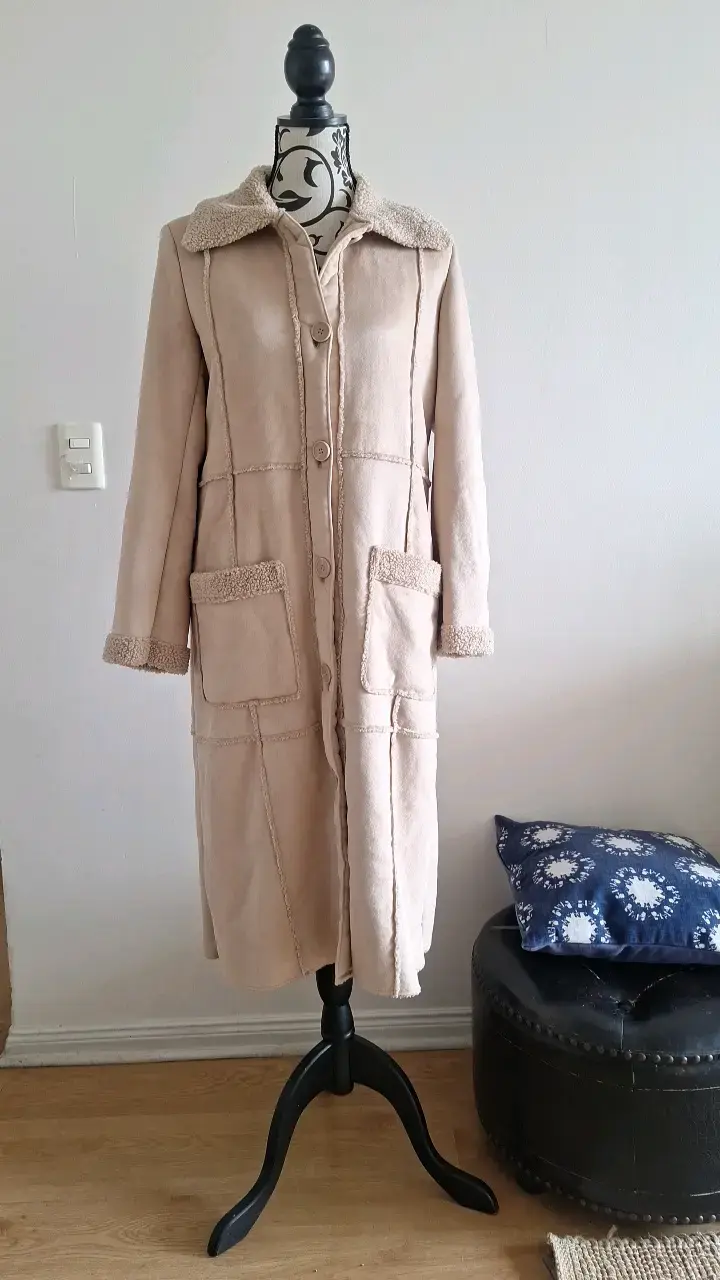 Abrigo largo beige con forro de lana