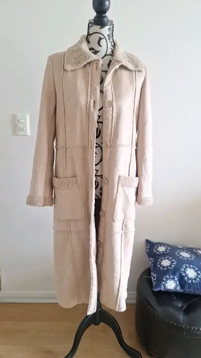 Abrigo largo beige con forro de lana - miniatura 6