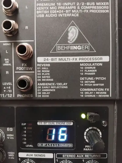 Mezclador Behringer Xenyx X1622USB con efectos - miniatura 1