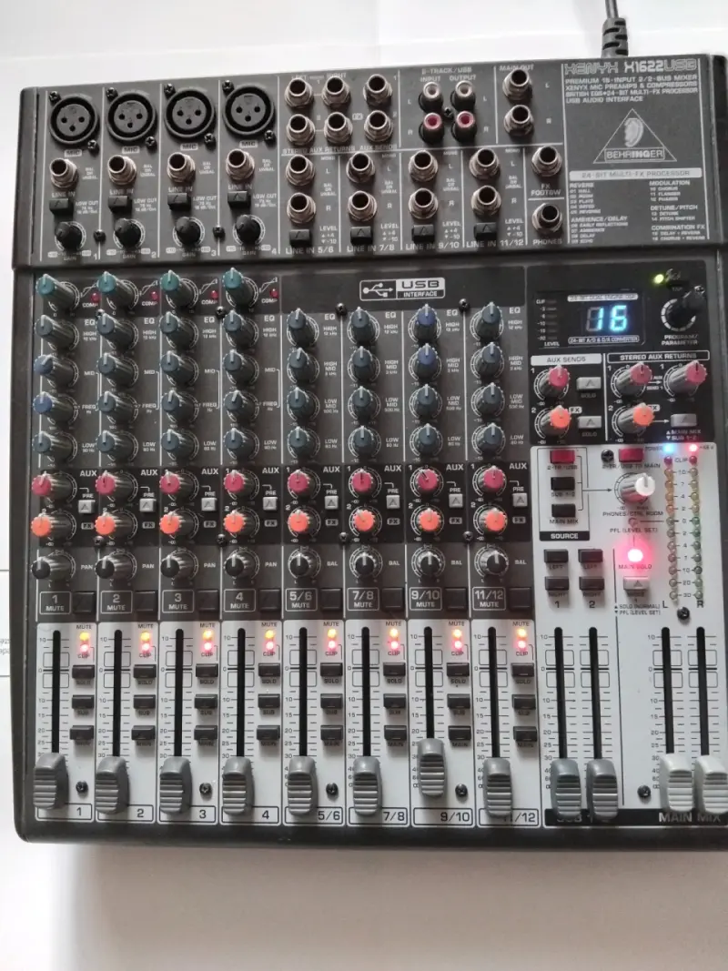 Mezclador Behringer Xenyx X1622USB con efectos - 2