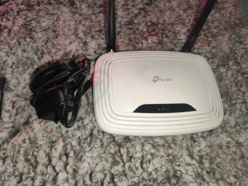 Router inalámbrico TP-Link con antenas