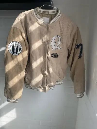 Chaqueta de pana beige con parches decorativos - miniatura 1