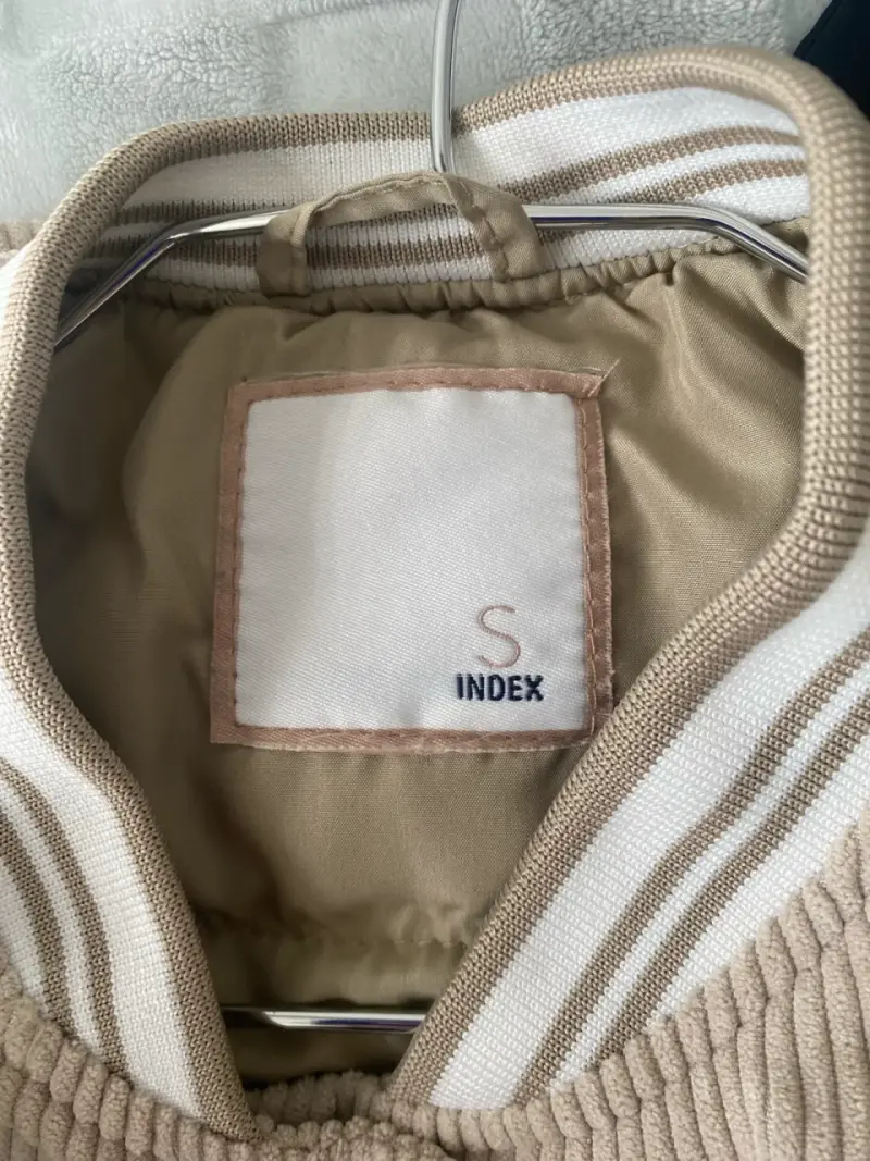 Chaqueta de pana beige con parches decorativos - 2